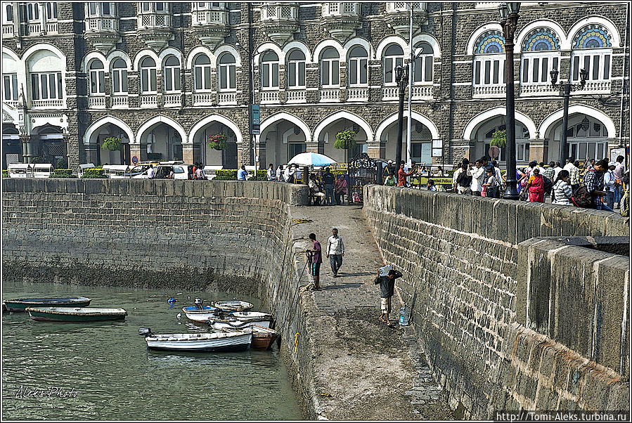 Любопытный факт. В отеле провели лучшие дни своего медового месяца Джон Леннон с Йоко. В то время, как у стен отеля яблоку негде было упасть от поклонников, молодожены пять дней и ночей не выходили из номера...
* Любопытный факт. В отеле провели лучшие дни своего медового месяца Джон Леннон с Йоко. В то время, как у стен отеля яблоку негде было упасть от поклонников, молодожены пять дней и ночей не выходили из номера...
*