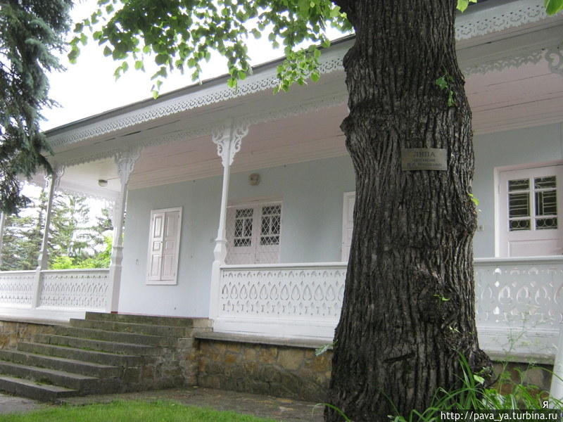 Белая вилла художника Ярошенко. Рядом с виллой хорошенький сад Кисловодск, Россия Белая вилла художника Ярошенко. Рядом с виллой хорошенький сад Кисловодск, Россия