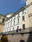 Часть фасада Зимнего дворца имеет кофейный оттенок. Сам дворец многократно перекрашивали, но это его оригинальный цвет.