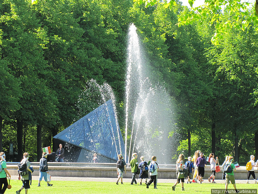 Красивый фонтан в парке Красивый фонтан в парке