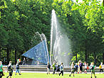 Красивый фонтан в парке