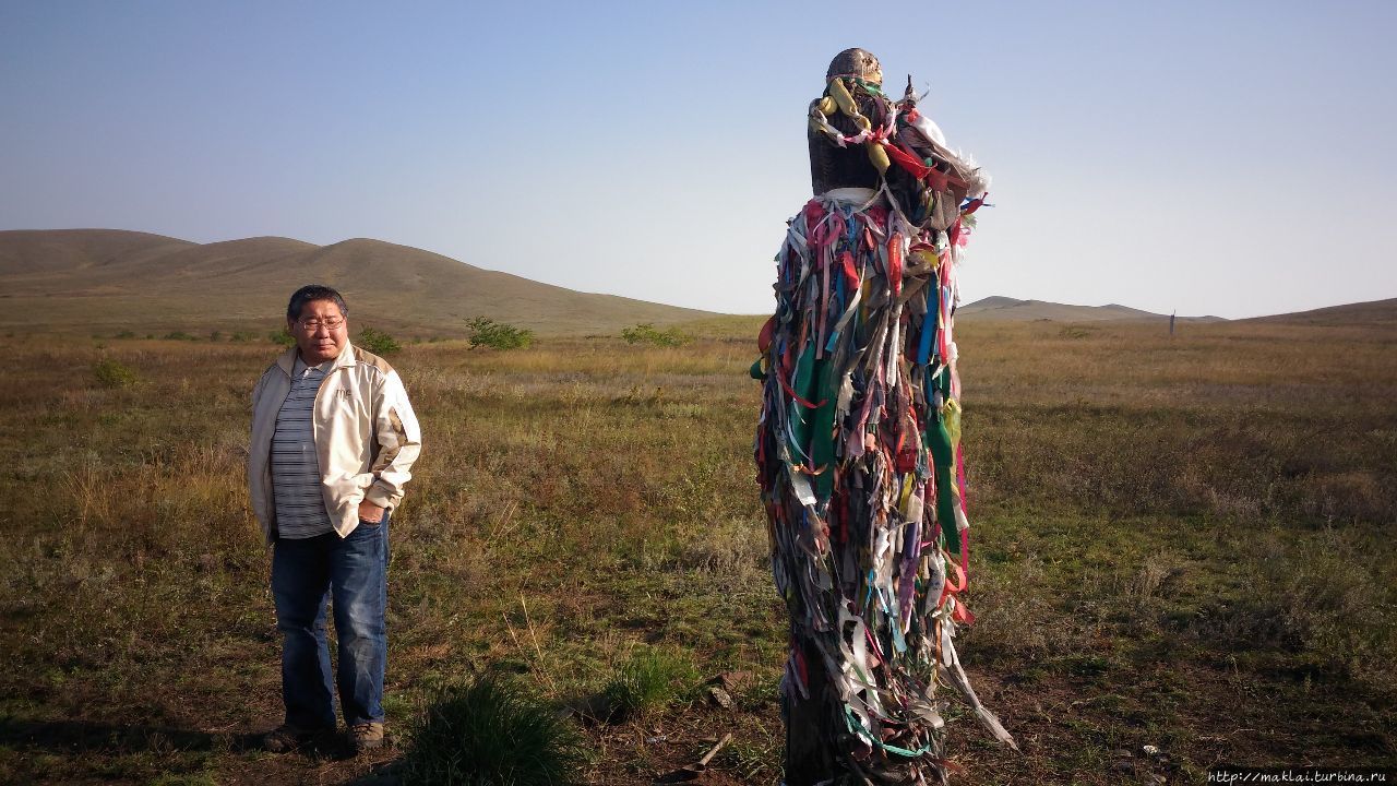 У ритуального столба. У ритуального столба.