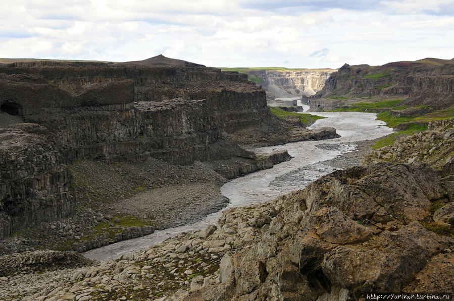 Вид направо на уходящую реку и водопад Хафрагилфосс Деттифосс водопад, Исландия