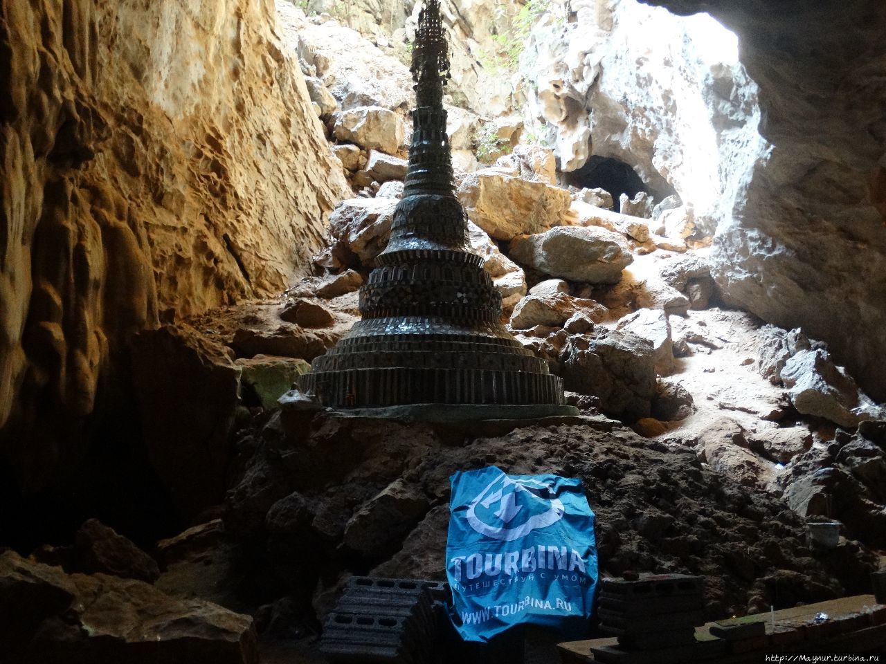 Флаг на ступе, расположенной в пещере  Садан в окресностях г. Хпа Ан ( Hpa  An).  Пещера сквозная.  Выйдя на ее другом конце, можно вернуться к началу на лодочке по реке. Мандалай, Мьянма
