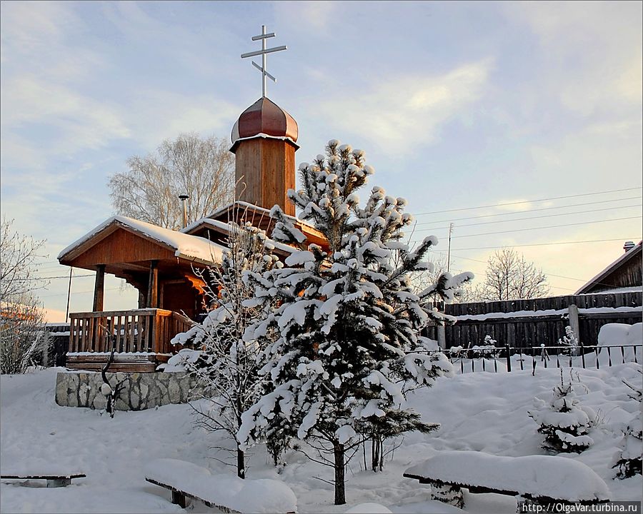 Теперь маленькая часовенка жителям деревни, коих всего 142 человека, заместо клуба Теперь маленькая часовенка жителям деревни, коих всего 142 человека, заместо клуба