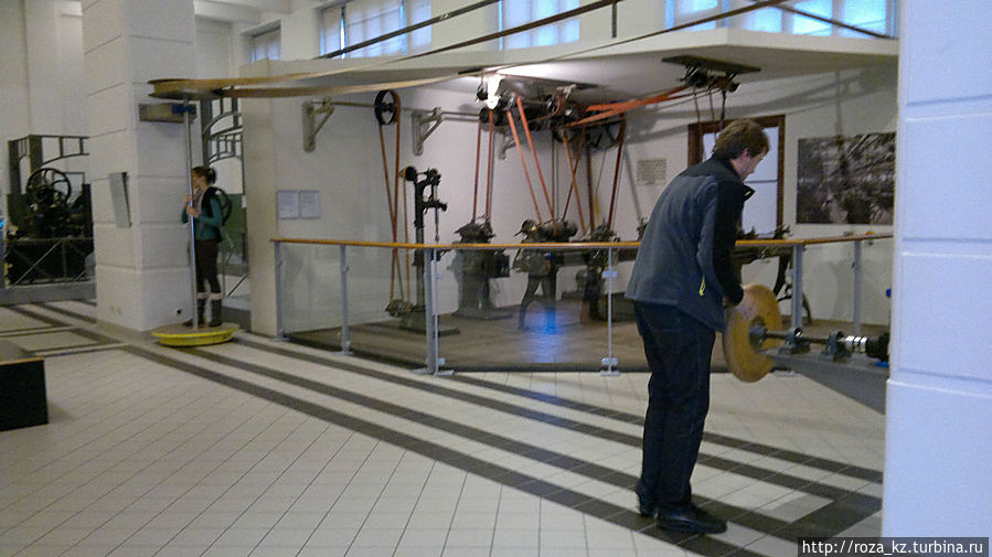 крутишь колесо, а вращается девушка :) крутишь колесо, а вращается девушка :)