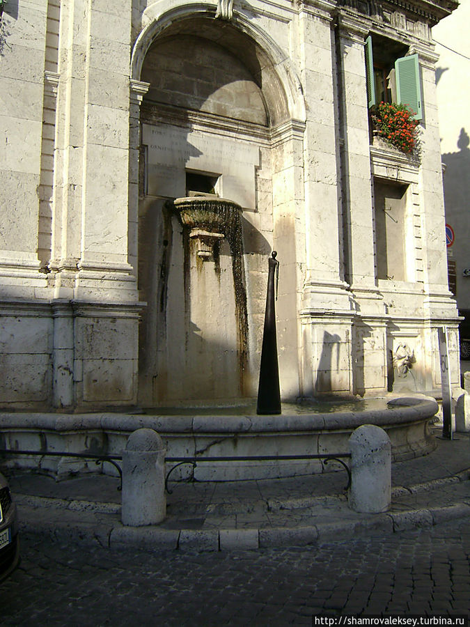 Фонтан на Рыночной площади Сполето, Италия