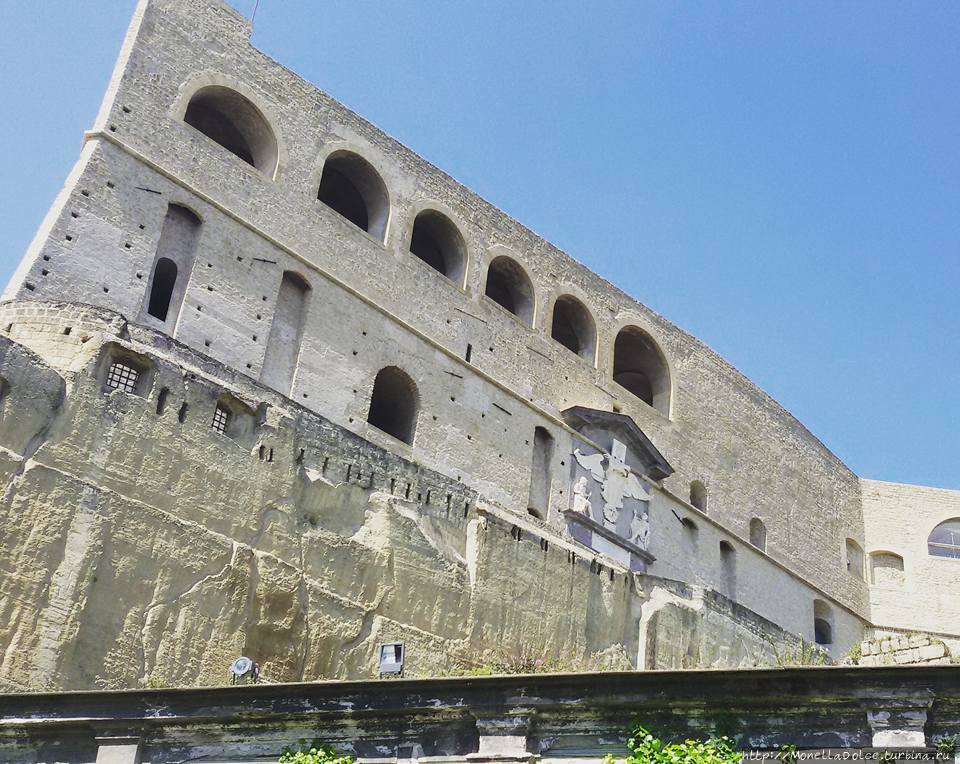 Замок Сан-Эльмо Неаполь, Италия