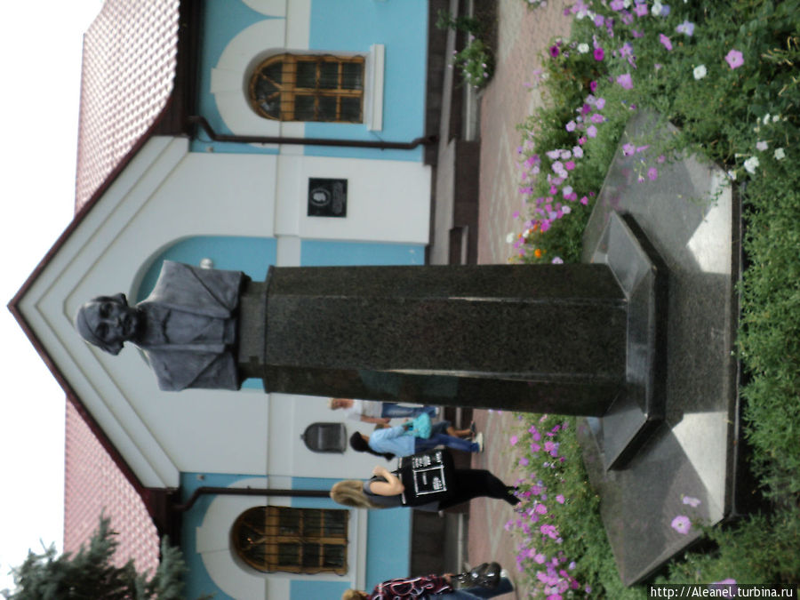 Памятник Н.В.Гоголю перед музеем Киев, Украина
