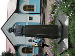 Памятник Н.В.Гоголю перед музеем