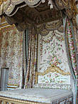 Кровать с балдахином в апартаментах королевы