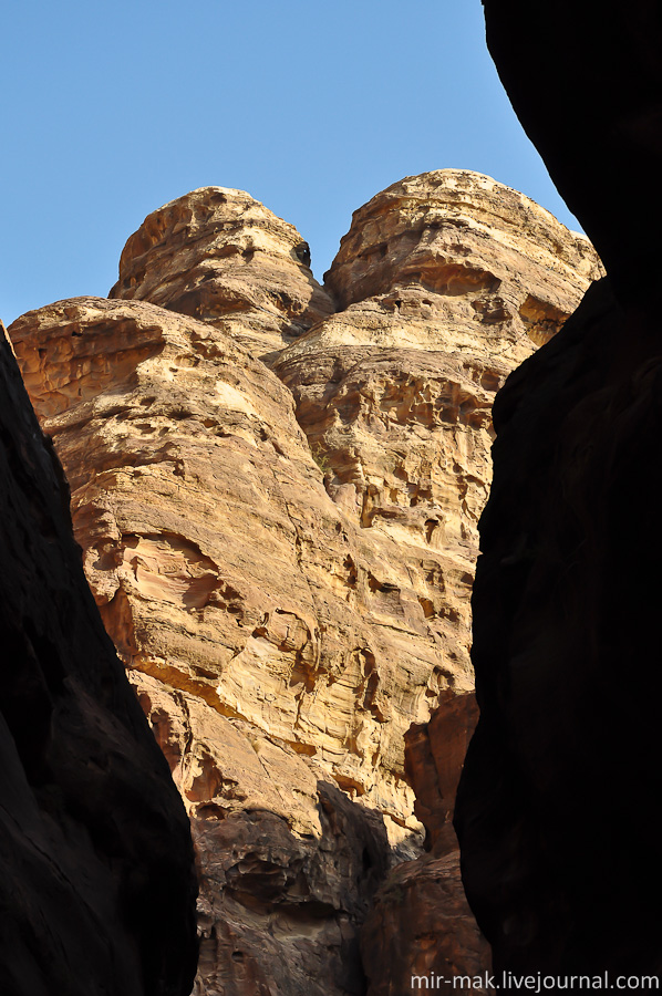 Интересного вида скалы, по словам гидов напоминающие мужчину и женщину, застывших в страстном поцелую. Петра, Иордания