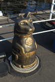 А это тот самый ПЁС! Памятный знак Кот и Пёс — корабельные друзья моряков.