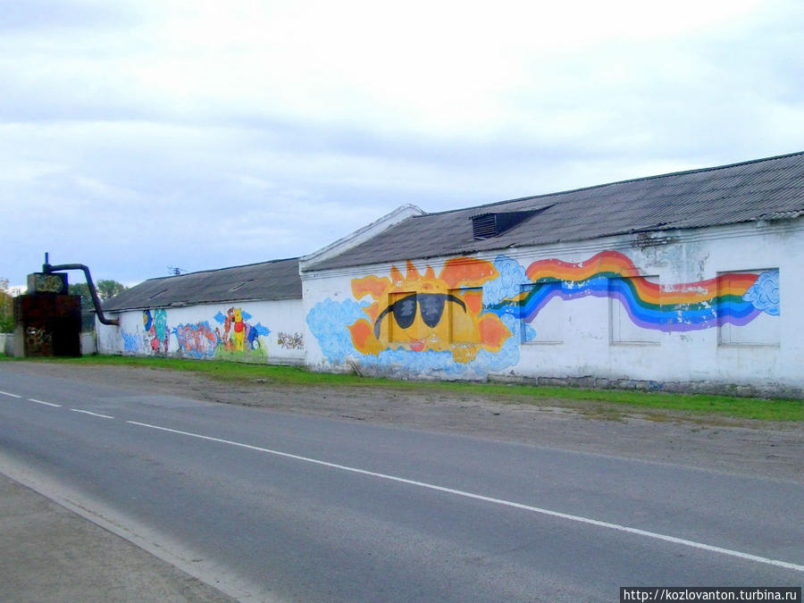 Граффити на центральной улице города, носящей имя С.М.Кирова. Тайга, Россия