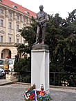 Памятник первому президенту Чехословацкой республики (с 1918 по 1935 год) Томашу Гарику Масарику.
Бронзовый памятник, созданный по эскизу Отакара Шпаниела, был открыт 7 марта 2000 года к 150-летию со дня рождения президента.