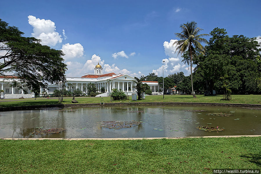 Президентский дворец. (вид из ботанического сада) Ява, Индонезия