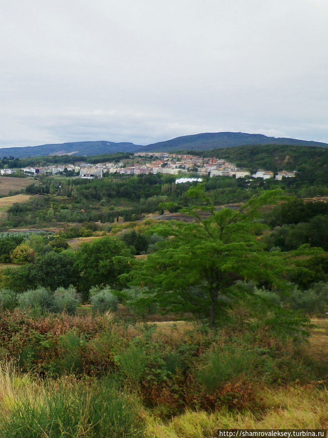 Кьянчиано. Утренний взгляд со стороны Кьянчиано-Терме, Италия Кьянчиано. Утренний взгляд со стороны Кьянчиано-Терме, Италия