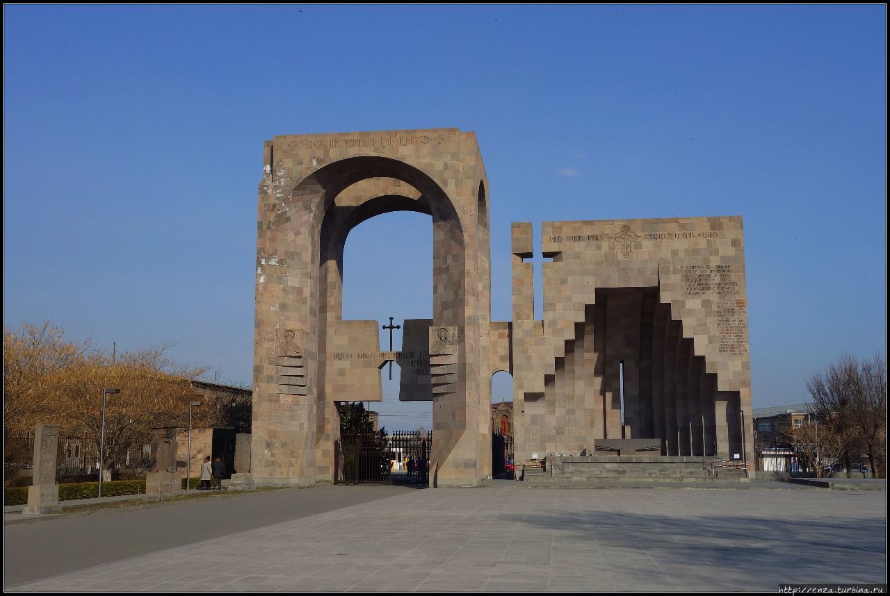 Ворота Эчмиадзина и уникальный открытый алтарь, у которого во время праздничных служб собираются тысячи людей Вагаршапат, Армения