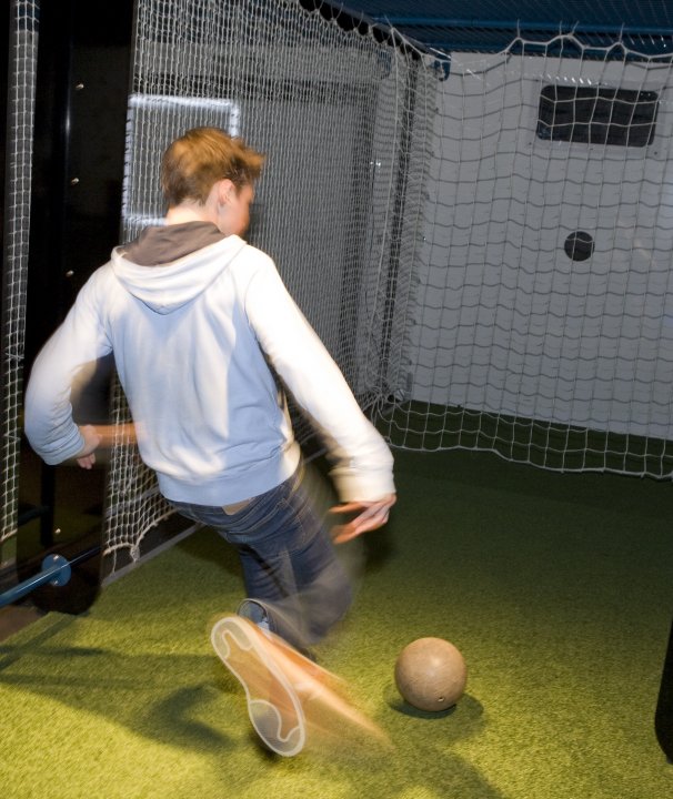 Ловушка для любого пацана — измеритель скорости полета футбольного мяча. Берген, Норвегия