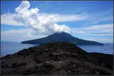 Индонезия.  Вид  с  вулкана  Кракатау.