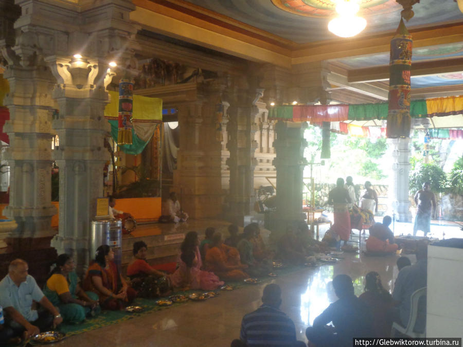 Служба в храме Sri Balathandayuthapani