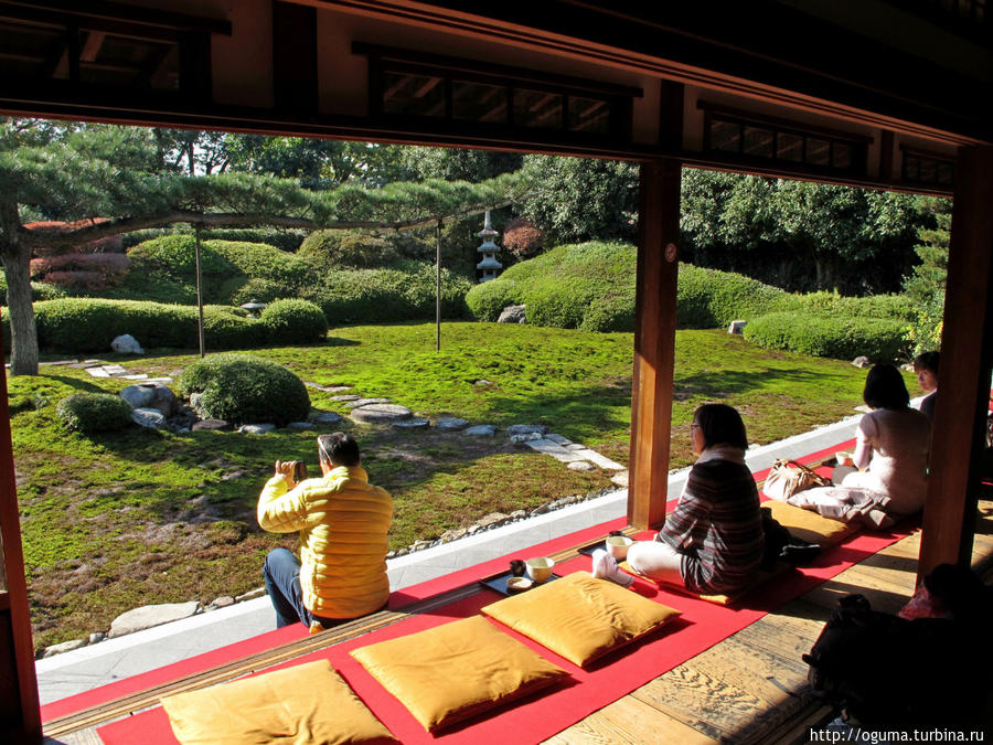 Большой сад для созерцания в одном из традиционных чайных домиков в Киото. Япония
