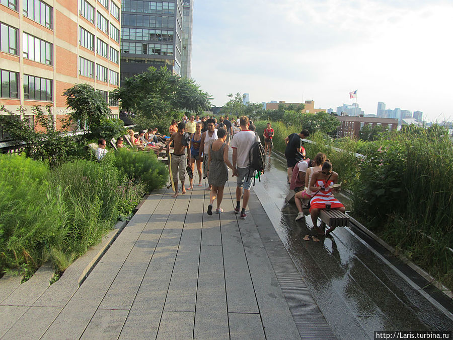 Замечательное место Хайлайн парк. Это реконструкция на месте бывшей надземной линии метро. Снести конструкции в условиях плотной застройки непросто и дорого и вот результат — прекрасное место отдыха Замечательное место Хайлайн парк. Это реконструкция на месте бывшей надземной линии метро. Снести конструкции в условиях плотной застройки непросто и дорого и вот результат — прекрасное место отдыха