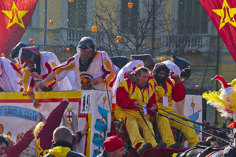 3. Спуститься с умиротворенного горного рая чуть ниже в городок Иврея и оказаться под апельсиновым градом, бьющим из повозок курсирующих по всему городу и посмаковать запах давленных апельсинов вперемешку с изобильным навозом вырабатываемом напуганными вереницами лошадок — такого фрэша вы не попробуете больше нигде! 3. Спуститься с умиротворенного горного рая чуть ниже в городок Иврея и оказаться под апельсиновым градом, бьющим из повозок курсирующих по всему городу и посмаковать запах давленных апельсинов вперемешку с изобильным навозом вырабатываемом напуганными вереницами лошадок — такого фрэша вы не попробуете больше нигде!