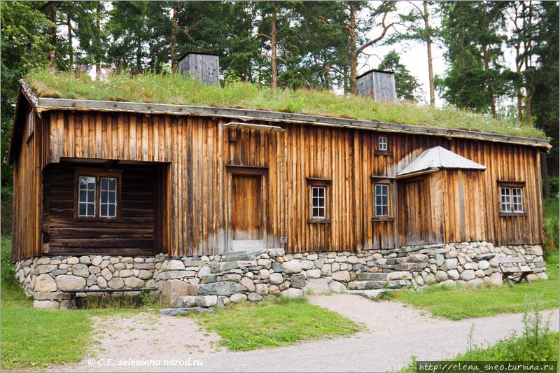 18. Жилой дом с фермы Ховде (Hovdehuset), построенный примерно в 1700 году и расширенный в середине XIX века. Расширение шло справа налево. (№ 52)