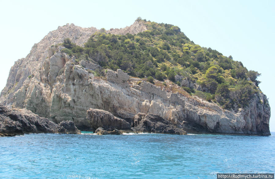 Какой-то маленький островок с развалинами венецианской крепости Остров Закинф, Греция