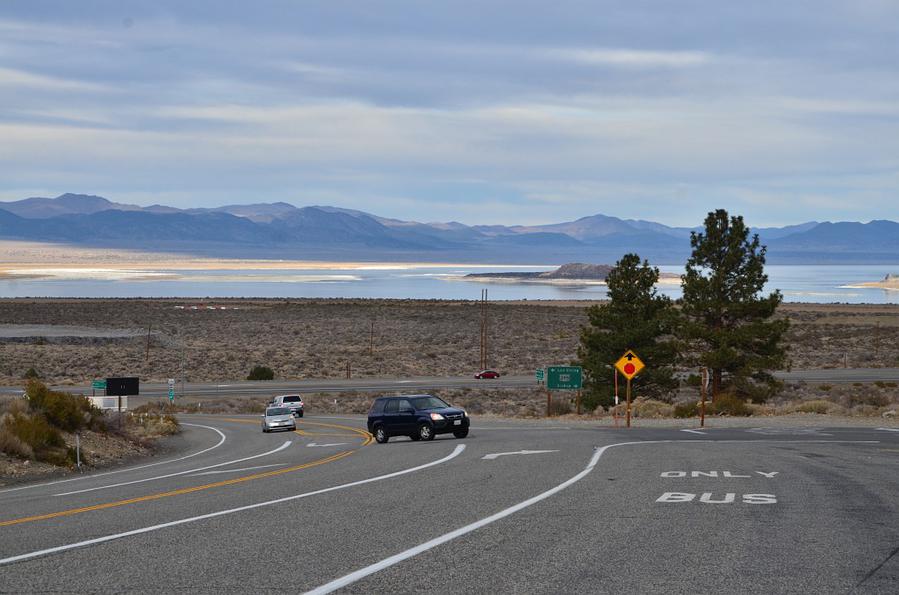 Здесь заканчивается дорога Тайога-Пасс. Вдали виднеется озеро Моно Йосемити Национальный Парк, CША