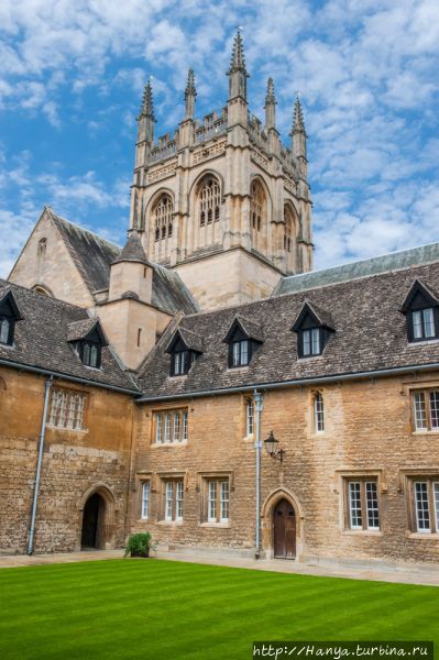 Mob Quad  — старейший Оксфордский четырехугольный дворик и часовня Мертон Колледжа. Фото из интернета Оксфорд, Великобритания