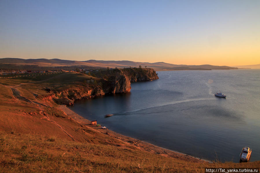 Залитый закатным светом берег у мыса Бурхан Остров Ольхон, Россия