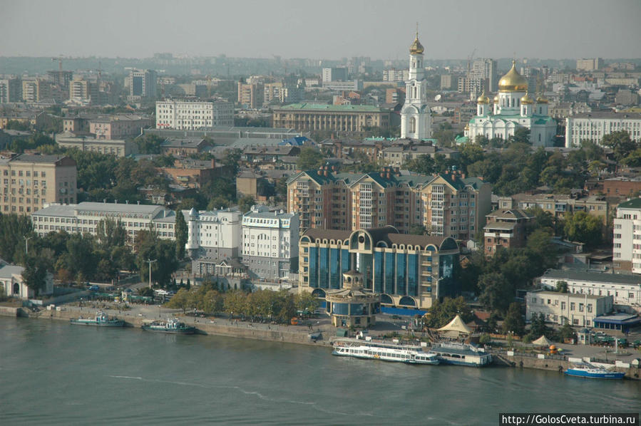 Нева бьет по левому борту волной Санкт-Петербург, Россия