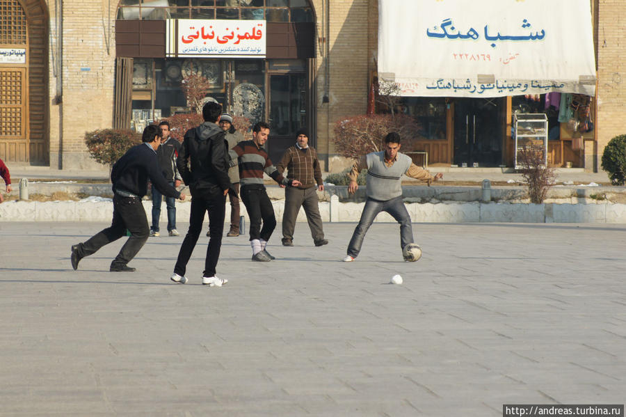 Футбол на площади Имама Хомейни Исфахан, Иран