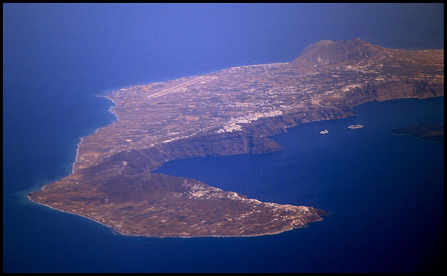 На фото видна взлетно-посадочная полоса Санторини. Остров Санторини, Греция