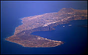 На фото видна взлетно-посадочная полоса Санторини.