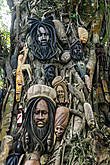 По пути попадаются развешанные на деревьях деревянные головы Боба Марли, которые смотрятся будто вросшие в дерево