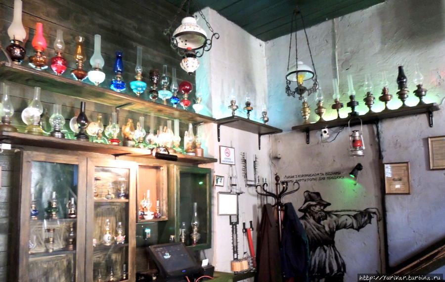 В ресторане собрана солидная коллекция газовых ламп, сделанных в 19-20 веках. Львов, Украина
