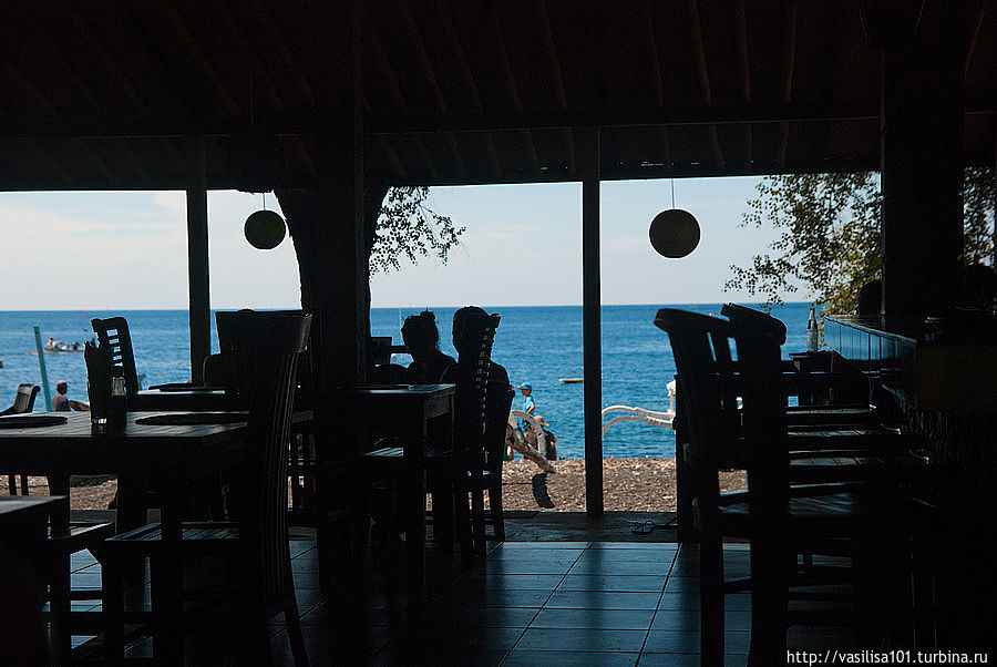 Симпатичное кафе на пляже Бали, Индонезия