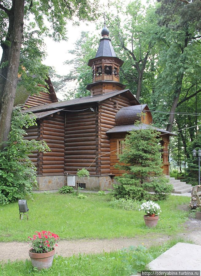 Петрово-Дальнее. Часовня около того места, где ранее располагалась церковь Успения. Храм был разрушен в 1937 году. Но сейчас идет строительство этого храма взамен утраченного. Петрово-Дальнее. Часовня около того места, где ранее располагалась церковь Успения. Храм был разрушен в 1937 году. Но сейчас идет строительство этого храма взамен утраченного.