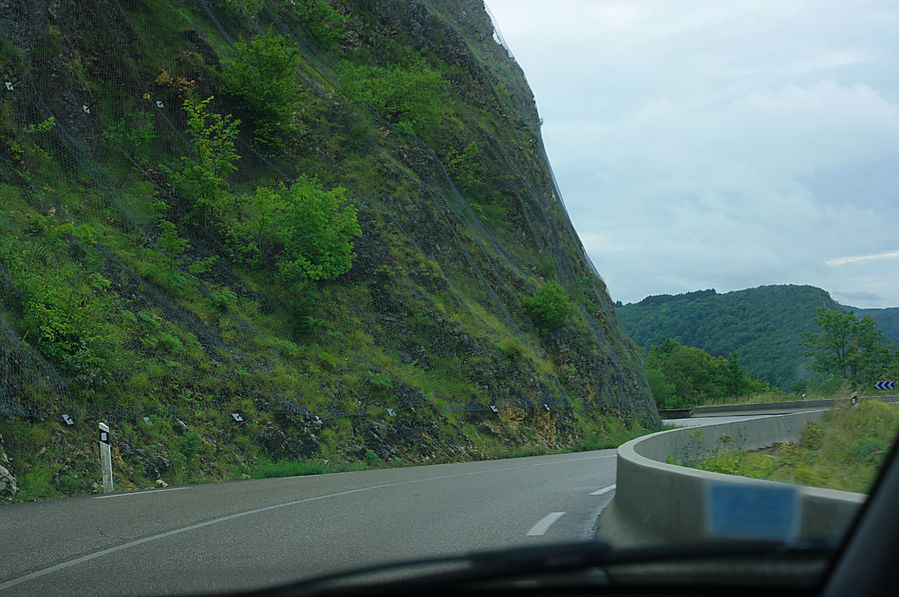 Извилистые повороты в горах. Шамони, Франция