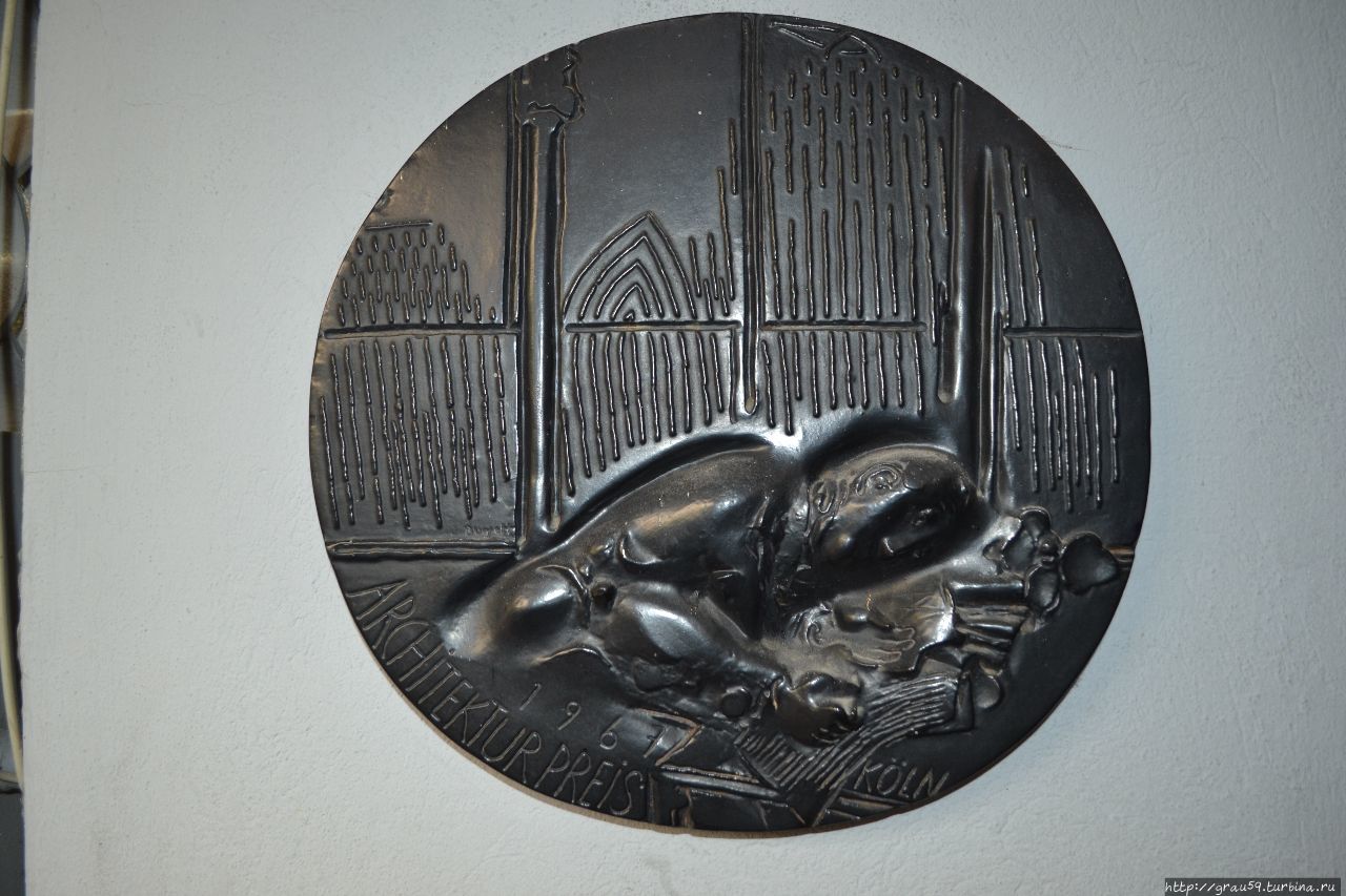 Старейшая архитектурная премия Германии — медальоны на стене Кёльн, Германия