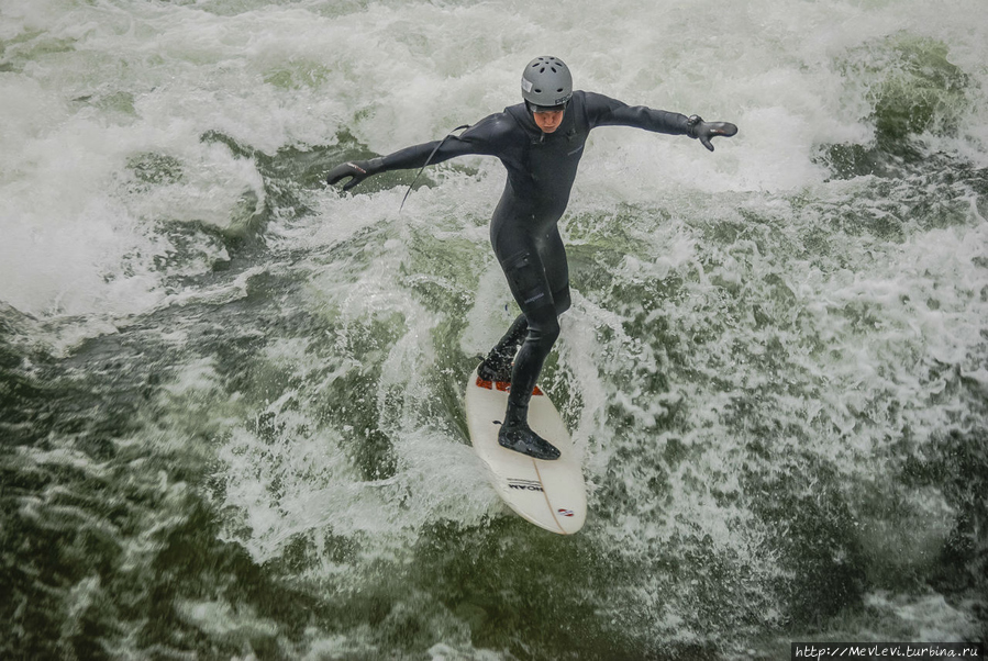 Сёрфер в центре города Мюнхен, Германия Сёрфер в центре города Мюнхен, Германия