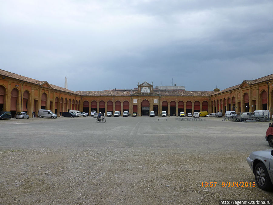 Площадь ограниченная Павильоном используется для проведения концертов и танцевальных фестивалей Луго, Италия Площадь ограниченная Павильоном используется для проведения концертов и танцевальных фестивалей Луго, Италия