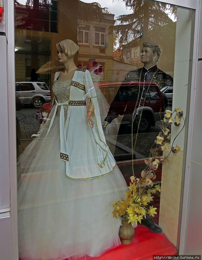 напоследок витрина ателье свадебных нарядов, не уверен, что сейчас так женятся, но красиво же:) Батуми, Грузия