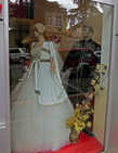 напоследок витрина ателье свадебных нарядов, не уверен, что сейчас так женятся, но красиво же:)