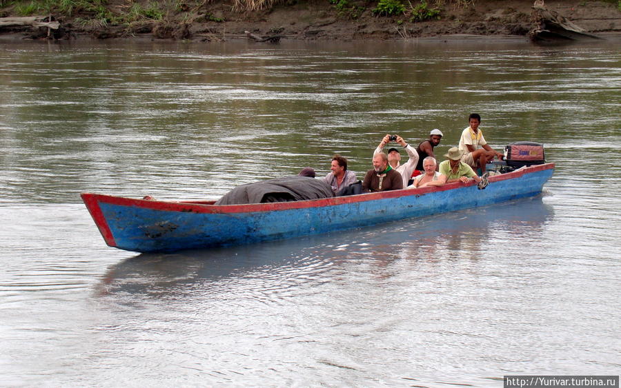 Вторая лодка причаливает к деревне Myara Siretz Джайпура, Индонезия
