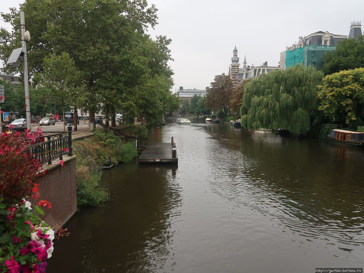 Переходим первый канал, экскурсовод шутит, что глубина канала 3 метра: метр воды, метр ила и метр велосипедов. Амстердам, Нидерланды