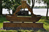 Памятник дунайской сельди, настолько она дорога и важна для местных жителей.